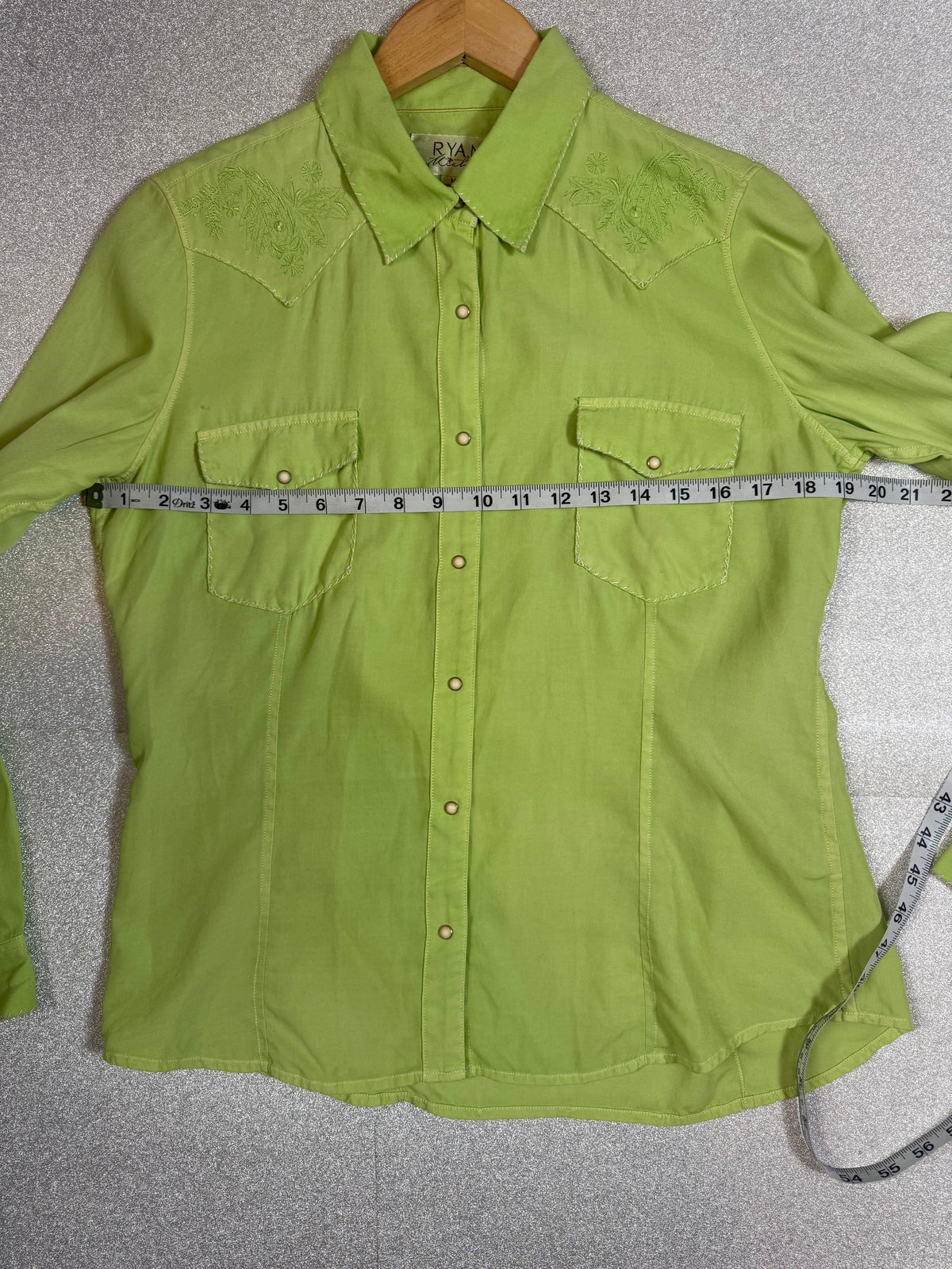 Ryan Michael 53% Silk 47% Cotton M Lime Green Peal Snap Button Down