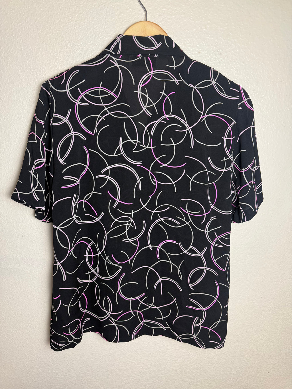 Katherine Kelly Collection 100% Silk 8 Black Collared Button Down with Pink Circle Design
