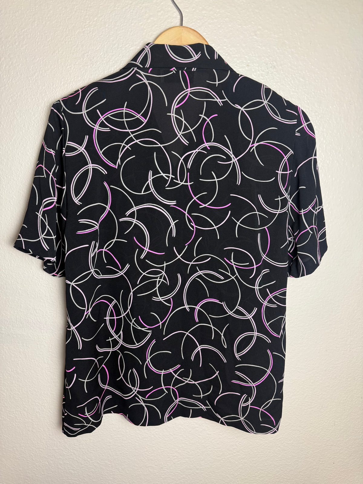 Katherine Kelly Collection 100% Silk 8 Black Collared Button Down with Pink Circle Design