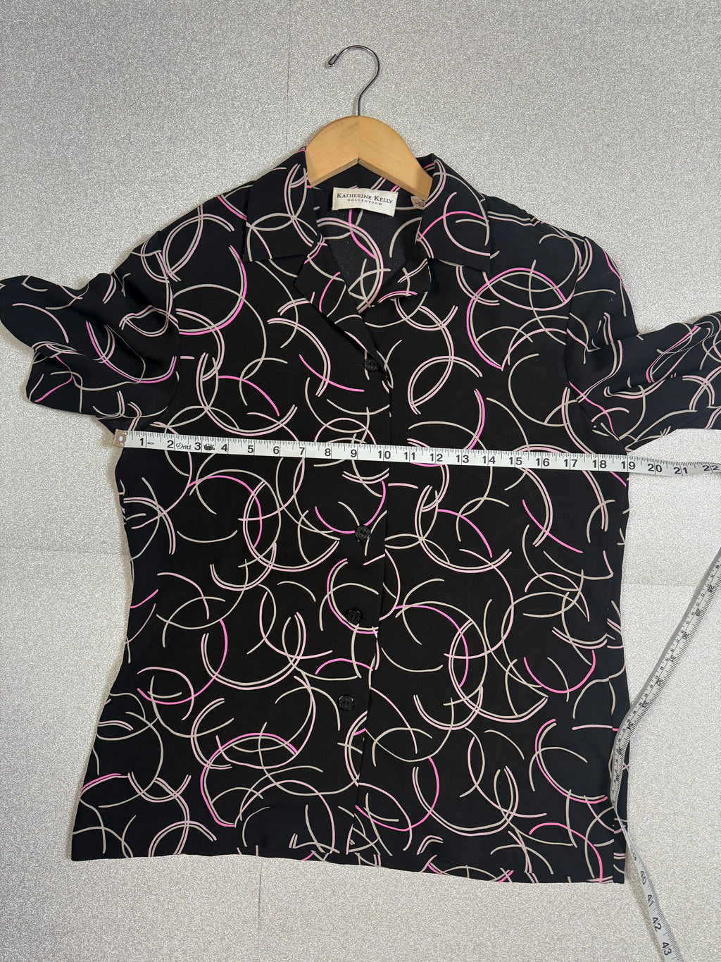 Katherine Kelly Collection 100% Silk 8 Black Collared Button Down with Pink Circle Design